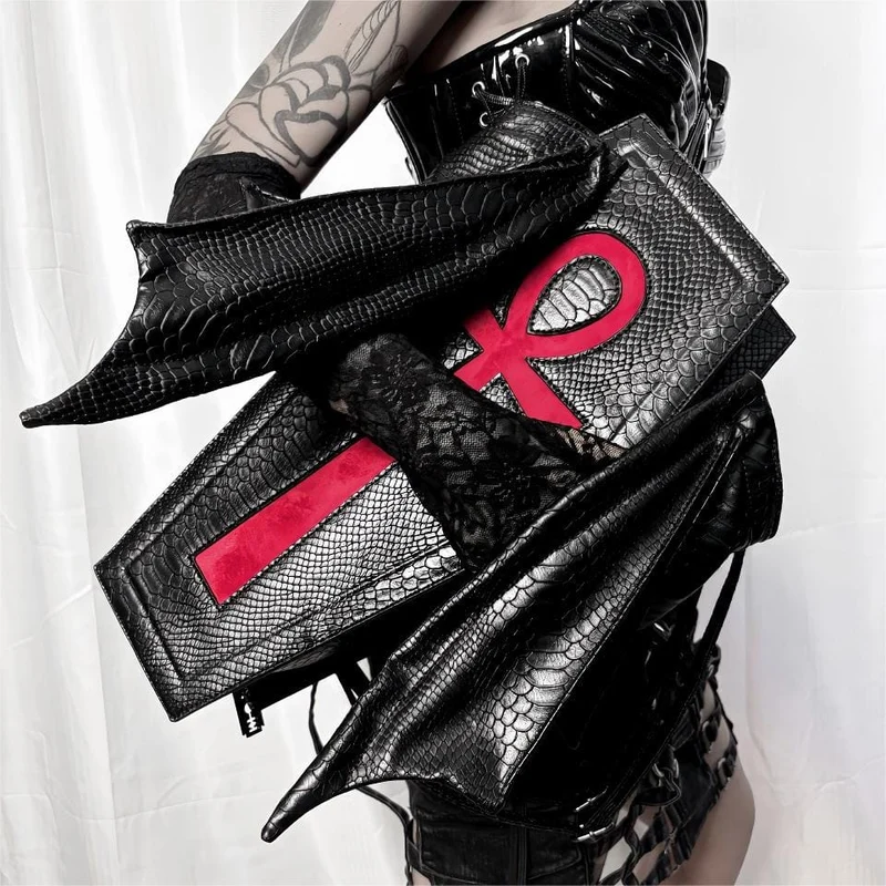 Schwarze Gothic-Tasche für Damen mit Fledermausflügel-Kreuzmotiv aus Kunstleder