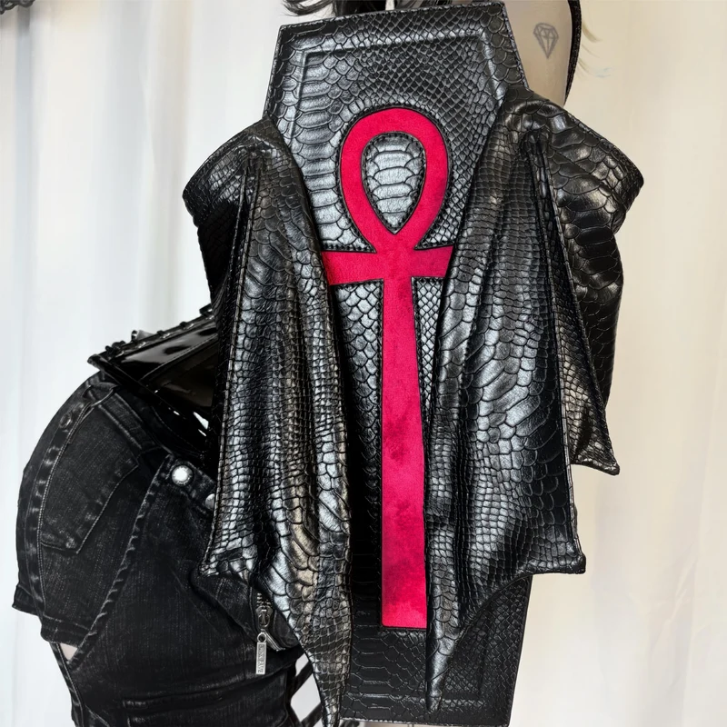 Schwarze Gothic-Tasche für Damen mit Fledermausflügel-Kreuzmotiv aus Kunstleder