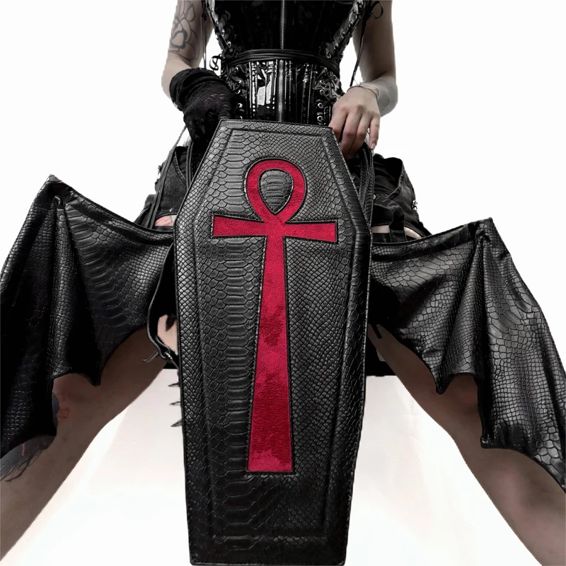 Schwarze Gothic-Tasche für Damen mit Fledermausflügel-Kreuzmotiv aus Kunstleder