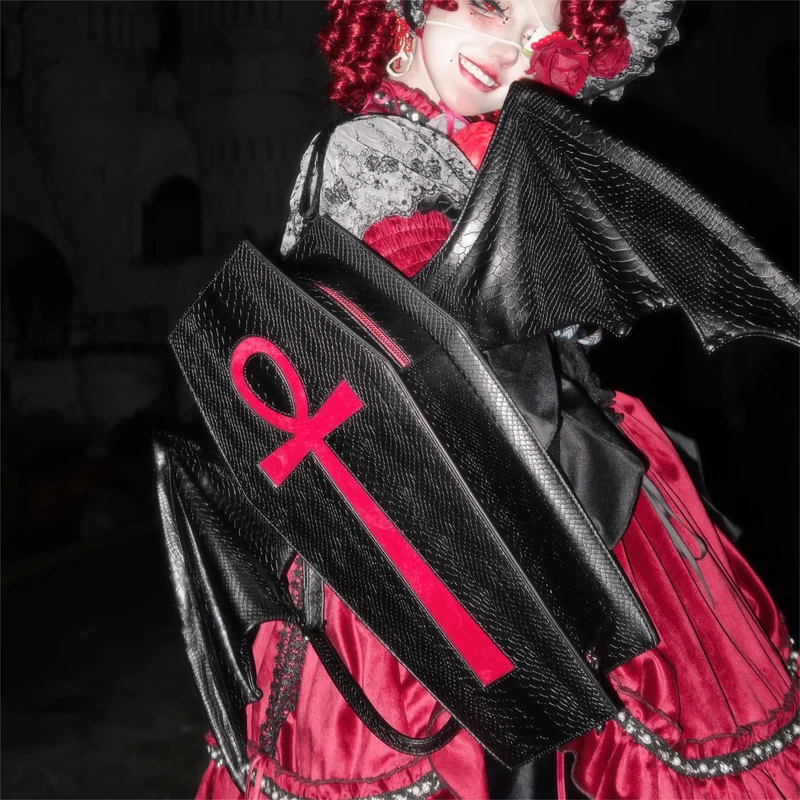 Schwarze Gothic-Tasche für Damen mit Fledermausflügel-Kreuzmotiv aus Kunstleder