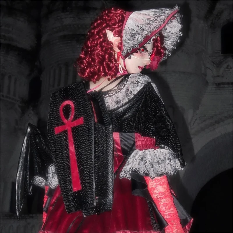 Schwarze Gothic-Tasche für Damen mit Fledermausflügel-Kreuzmotiv aus Kunstleder