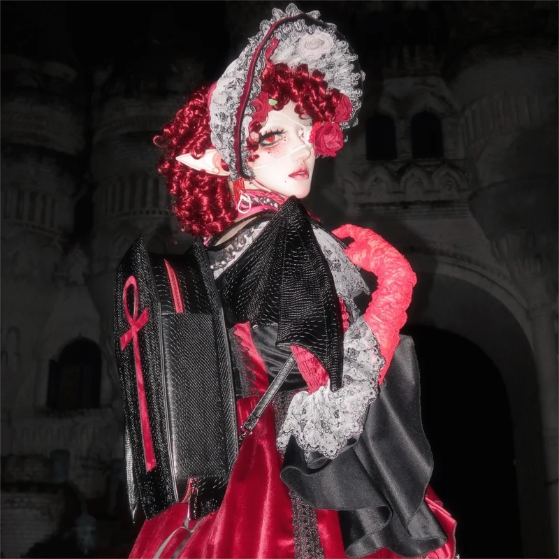 Schwarze Gothic-Tasche für Damen mit Fledermausflügel-Kreuzmotiv aus Kunstleder