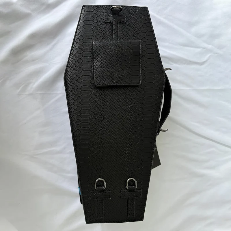 Schwarze Gothic-Tasche für Damen mit Fledermausflügel-Kreuzmotiv aus Kunstleder