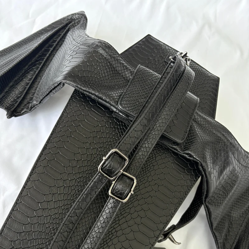Schwarze Gothic-Tasche für Damen mit Fledermausflügel-Kreuzmotiv aus Kunstleder