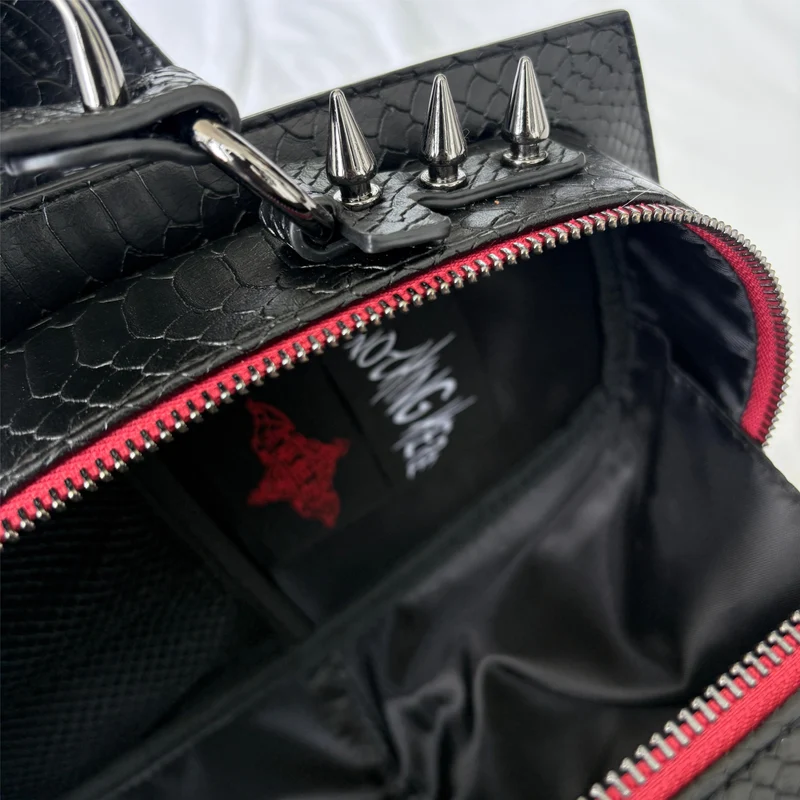 Schwarze Gothic-Tasche für Damen mit Fledermausflügel-Kreuzmotiv aus Kunstleder