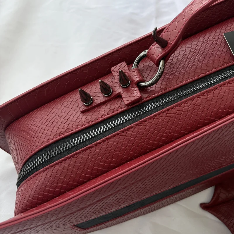 Gothic-Tasche für Damen, Fledermausflügel-Sargform, Kunstleder, Rot