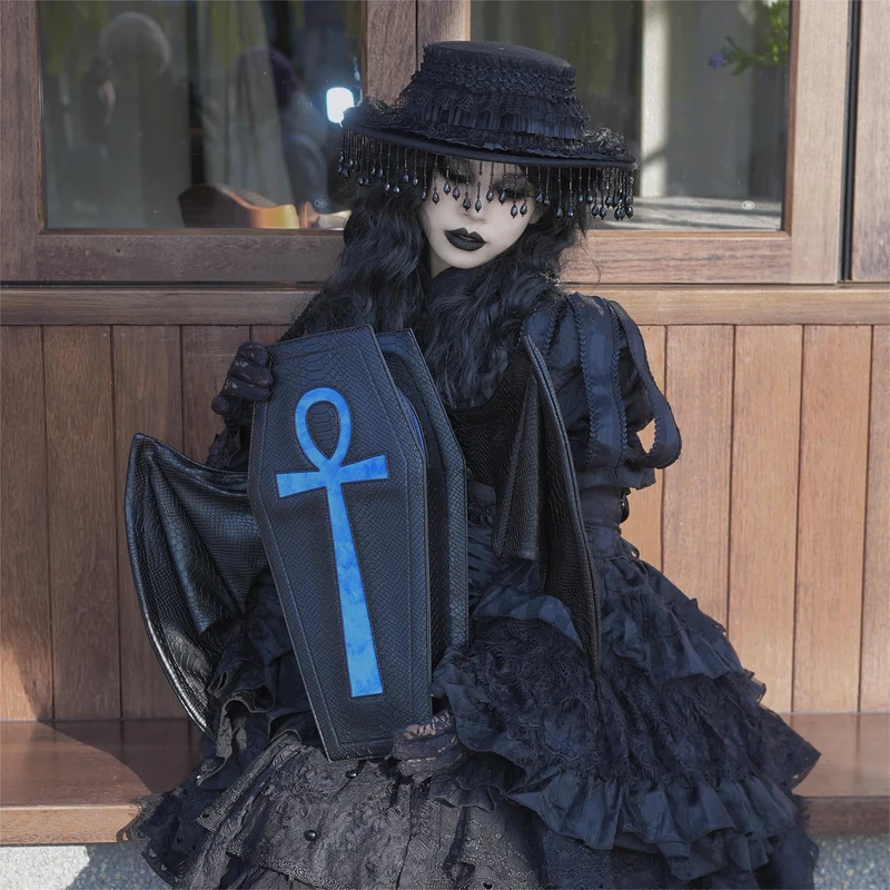 Gothic-Tasche für Damen mit Fledermausflügel-Kreuzmotiv, Sargform, Schwarz-Blau