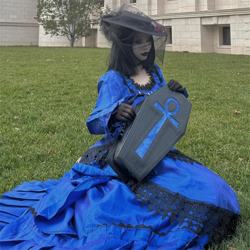 Gothic-Tasche für Damen mit Fledermausflügel-Kreuzmotiv, Sargform, Schwarz-Blau