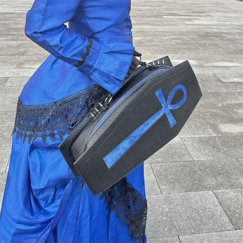 Gothic-Tasche für Damen mit Fledermausflügel-Kreuzmotiv, Sargform, Schwarz-Blau