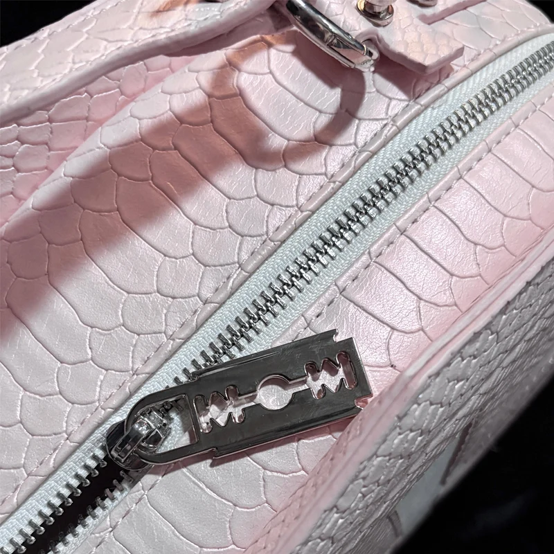 Gothic-Tasche für Damen, Fledermausflügel-Sargform, rosa