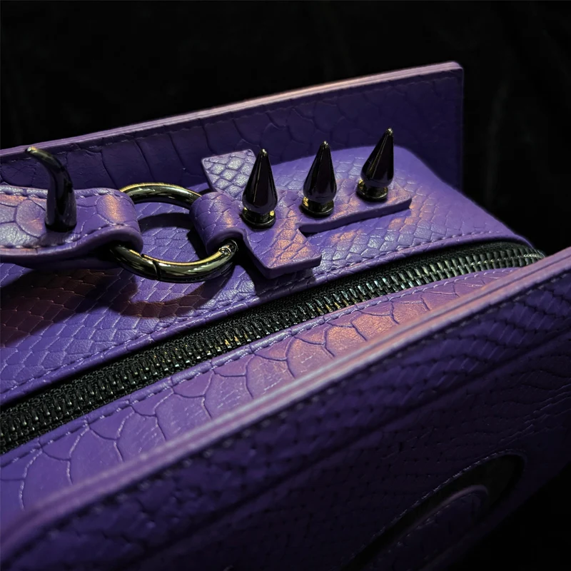 Gothic-Tasche für Damen, Fledermausflügel-Sargform, Lila