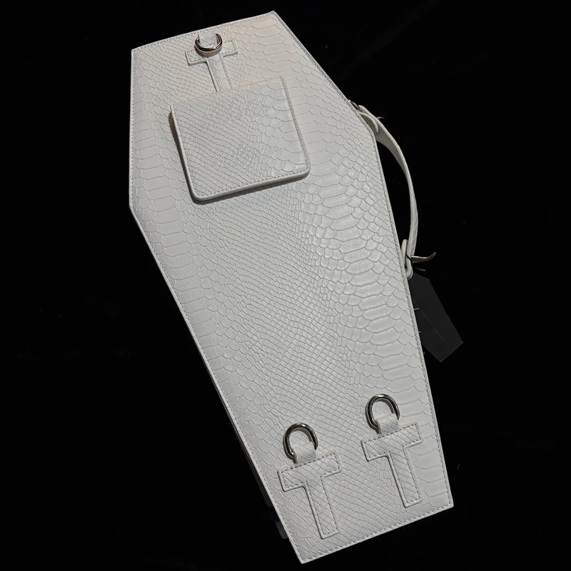 Weiße gotische Sargtasche mit Kreuzmotiv und Fledermausflügeln für Damen