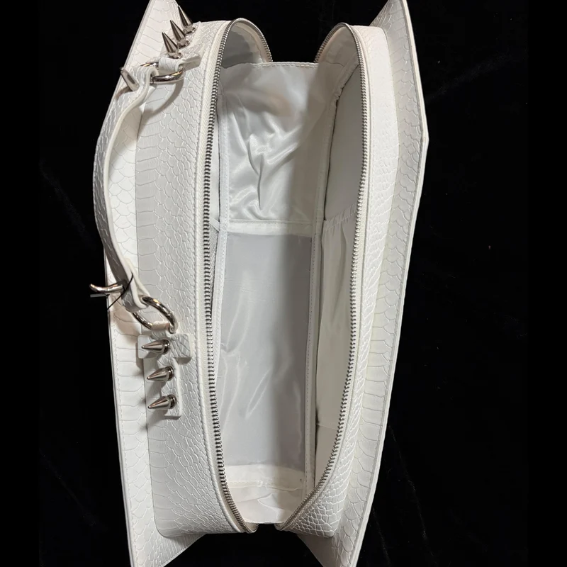 Weiße gotische Sargtasche mit Kreuzmotiv und Fledermausflügeln für Damen
