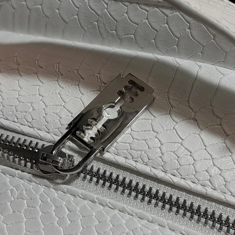 Weiße gotische Sargtasche mit Kreuzmotiv und Fledermausflügeln für Damen