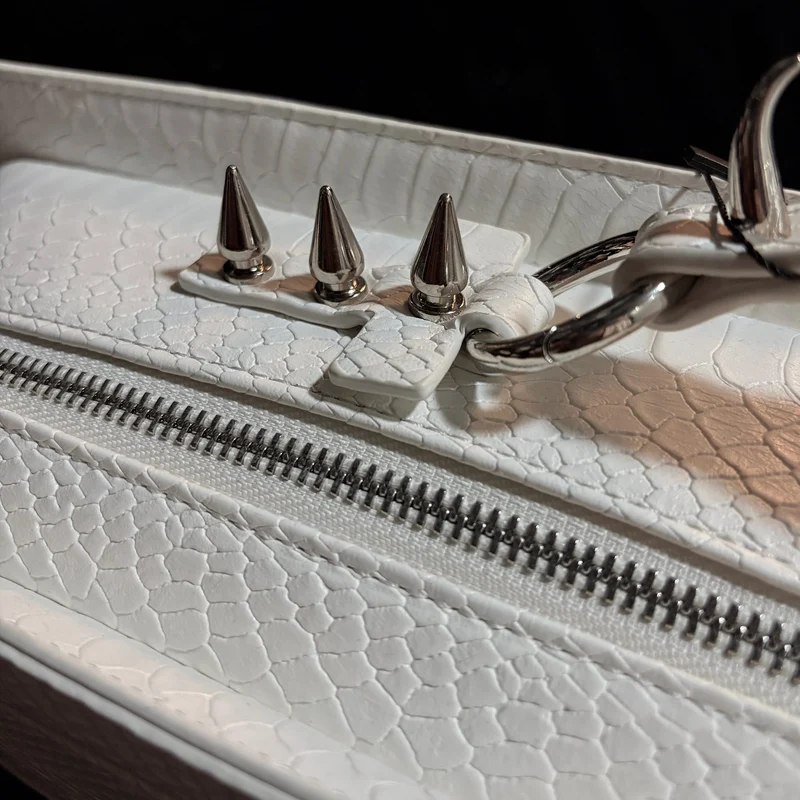 Weiße gotische Sargtasche mit Kreuzmotiv und Fledermausflügeln für Damen