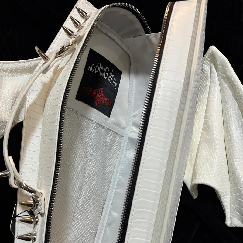 Gothic-Tasche für Damen mit Fledermausflügel-Kreuzmotiv, Sargform, Weiß-Schwarz