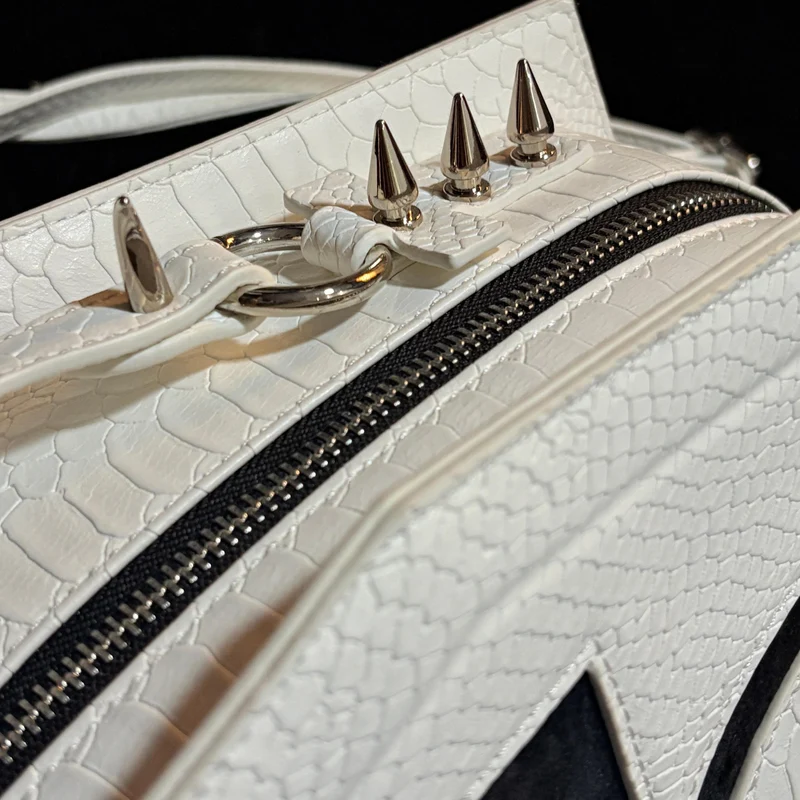 Gothic-Tasche für Damen mit Fledermausflügel-Kreuzmotiv, Sargform, Weiß-Schwarz