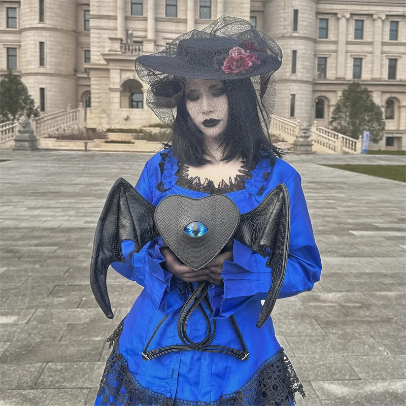 Gothic-Tasche für Damen, blau, Teufelsaugen-Fledermausflügel-Herz-Design, schwarz