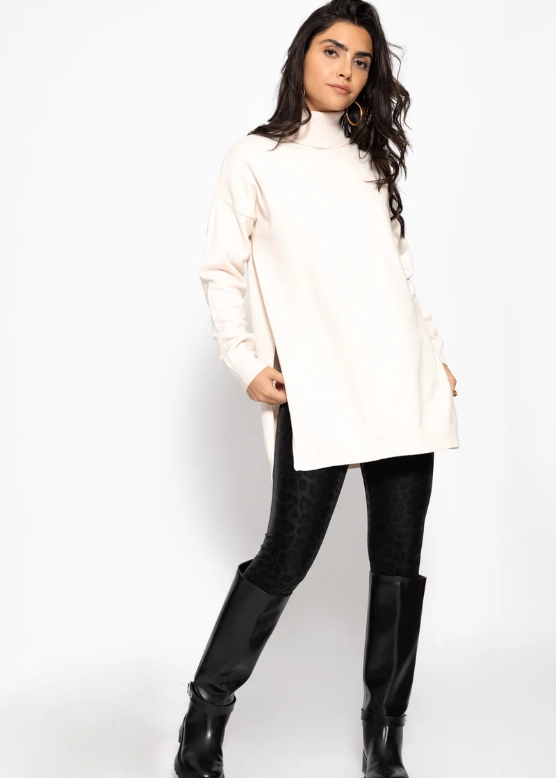 Oversize Rollkragenpullover mit langen Seitenschlitzen - offwhite