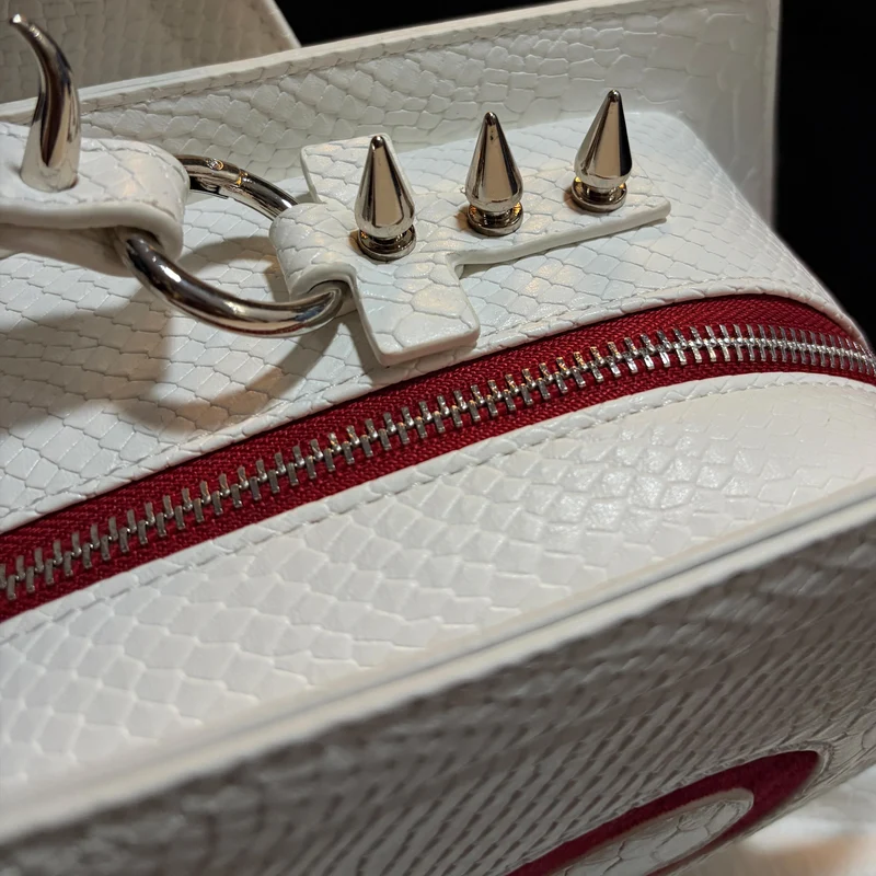 Gothic-Sargtasche für Damen mit Kreuzmotiv, Fledermausflügel-Design, Weiß-Rot