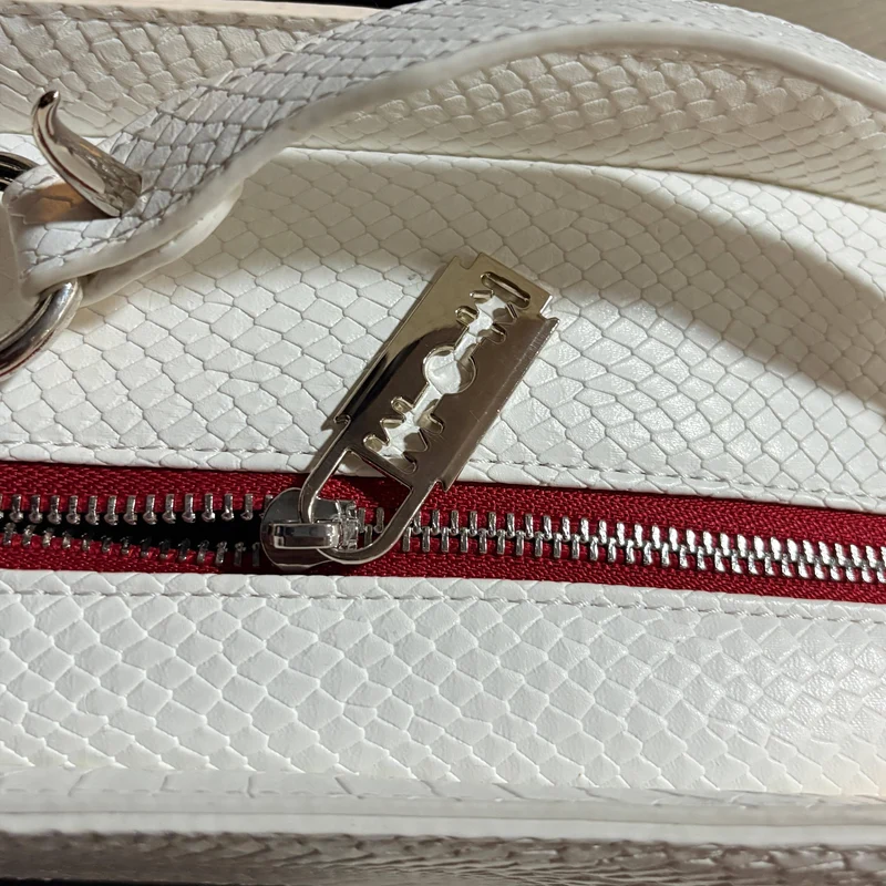 Gothic-Sargtasche für Damen mit Kreuzmotiv, Fledermausflügel-Design, Weiß-Rot