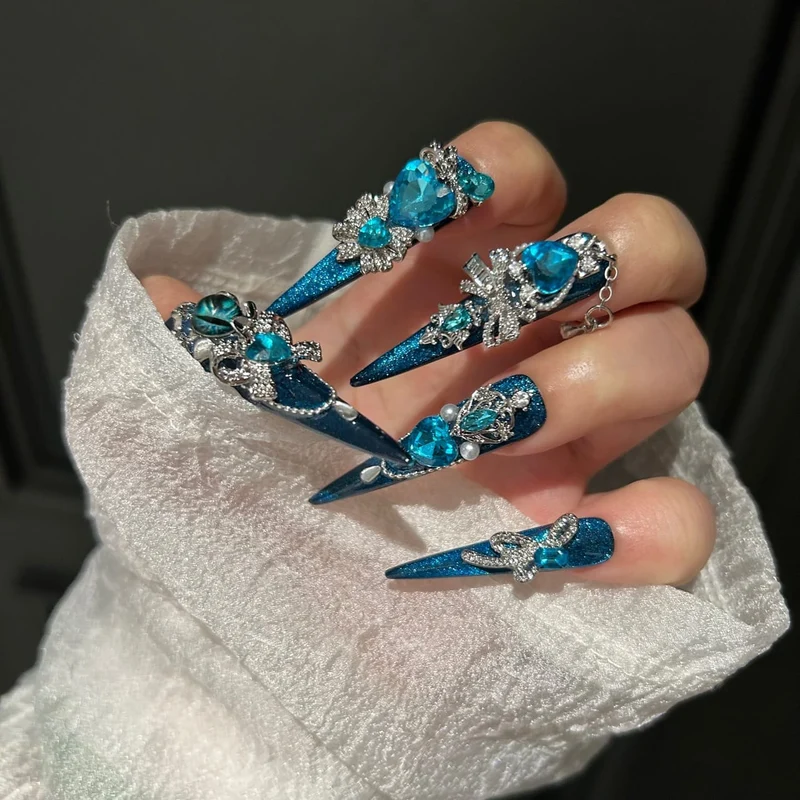 Gothic-Nagelpatch mit Schleife und Augenmotiv für Damen