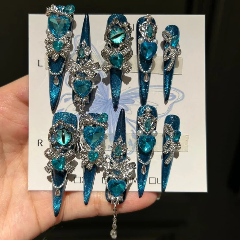 Gothic-Nagelpatch mit Schleife und Augenmotiv für Damen