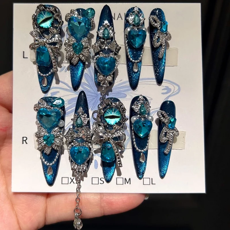 Gothic-Nagelpatch mit Schleife und Augenmotiv für Damen