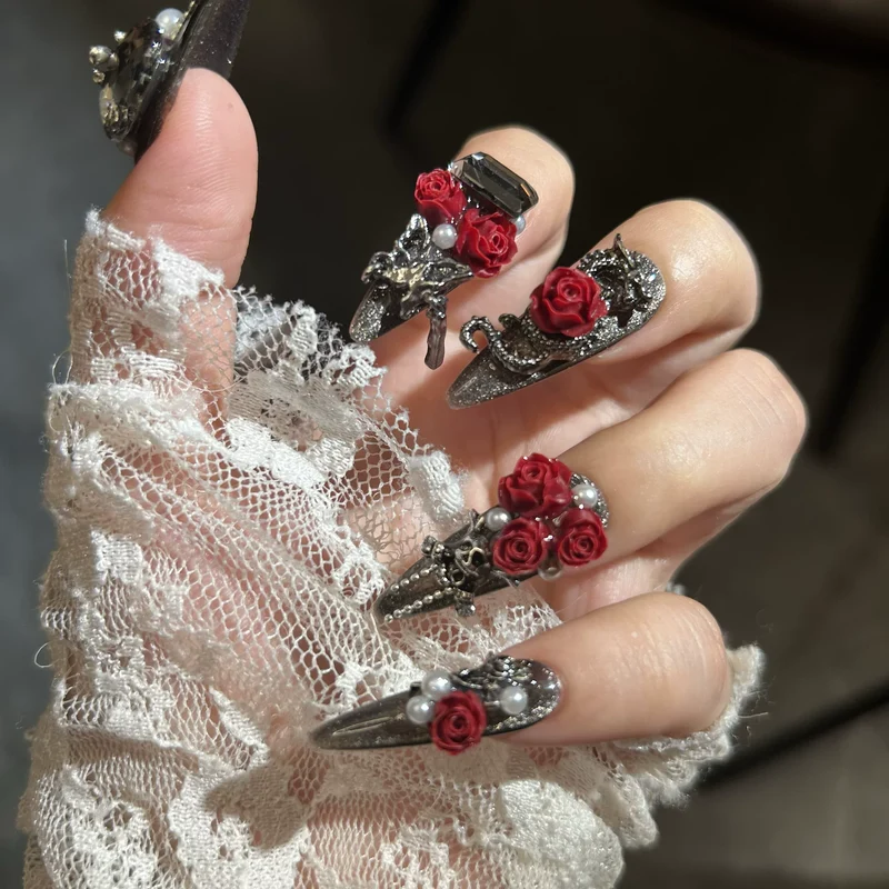 Gothic-Nagelpatch mit Rosen- und Perlenmotiv für Damen