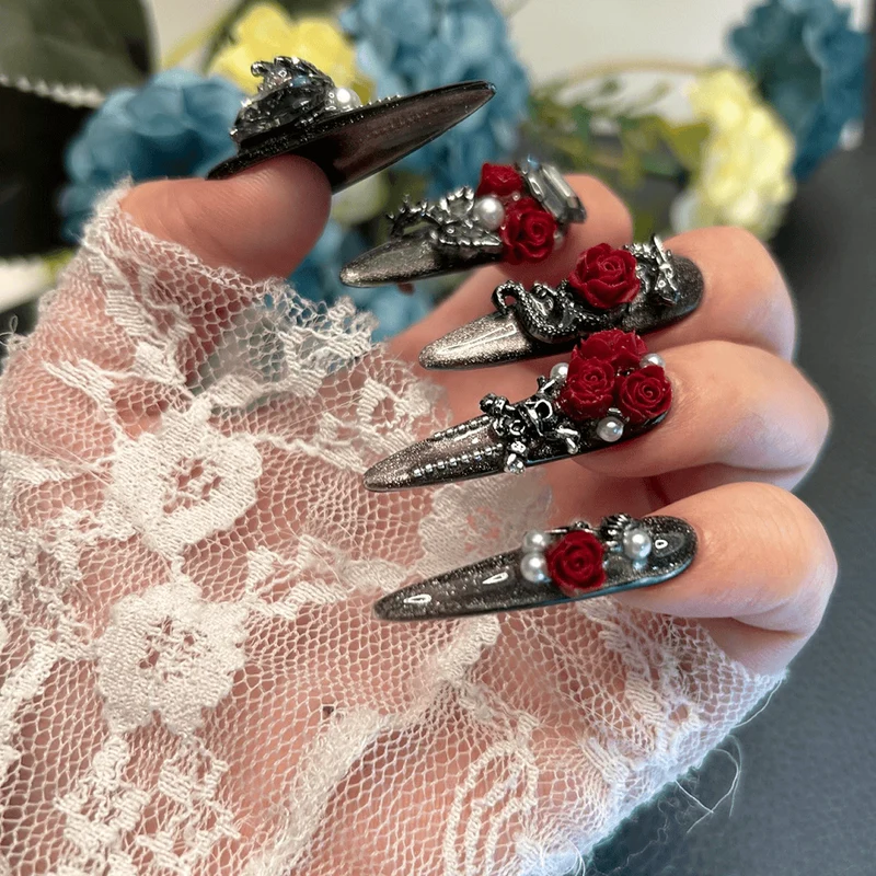 Gothic-Nagelpatch mit Rosen- und Perlenmotiv für Damen