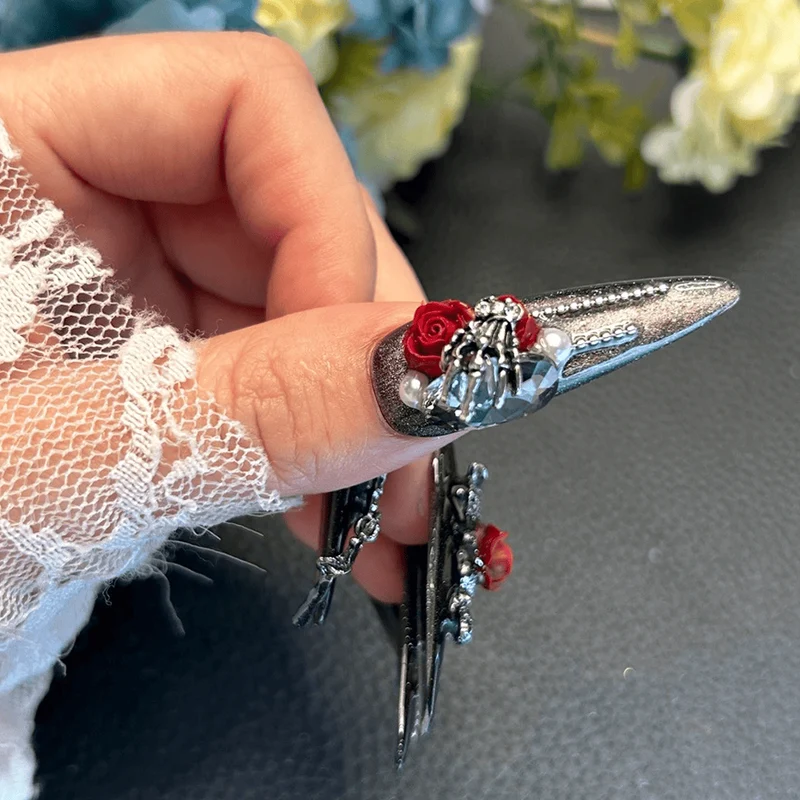 Gothic-Nagelpatch mit Rosen- und Perlenmotiv für Damen