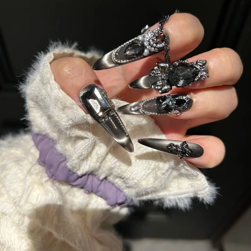 Nagelflicken im Gothic-Stil mit Schleife, Kreuz und Quasten für Damen