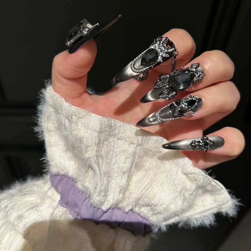Nagelflicken im Gothic-Stil mit Schleife, Kreuz und Quasten für Damen