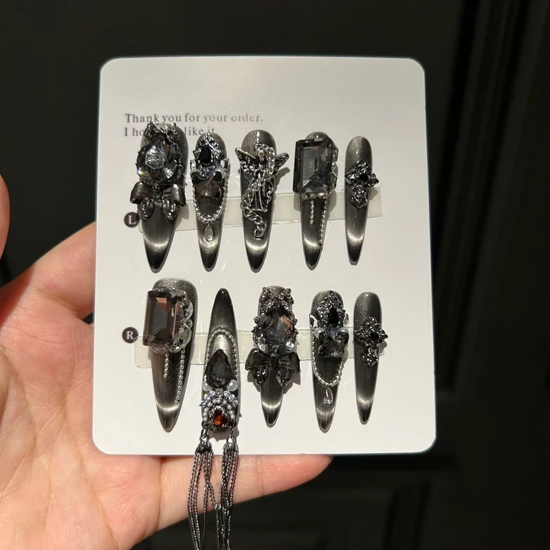 Nagelflicken im Gothic-Stil mit Schleife, Kreuz und Quasten für Damen
