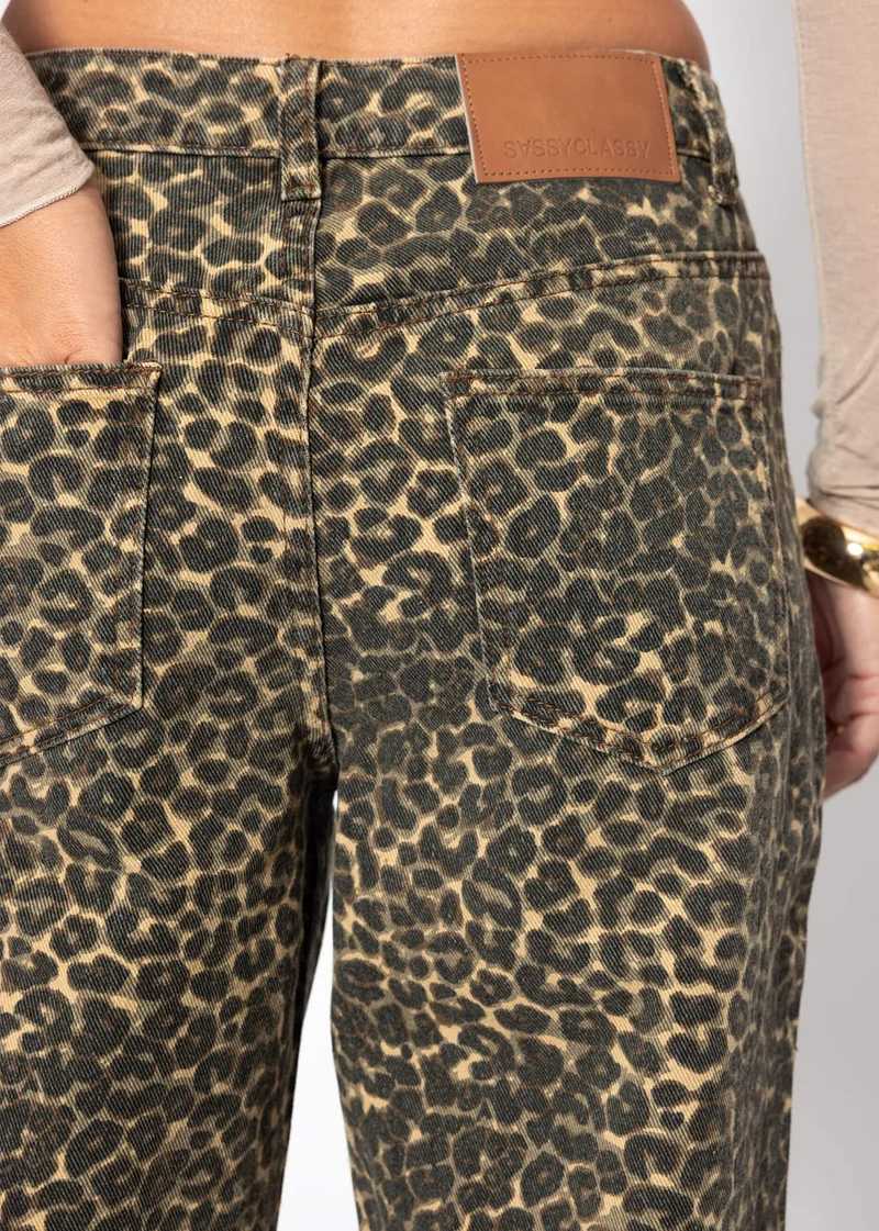 Wide Leg Jeans mit hohem Bund in Leo-Print - braun