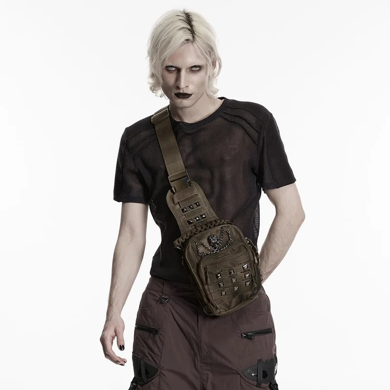 Punkige Umhängetasche für Herren mit Totenkopf-Nieten und Kette, Kaffeebraun