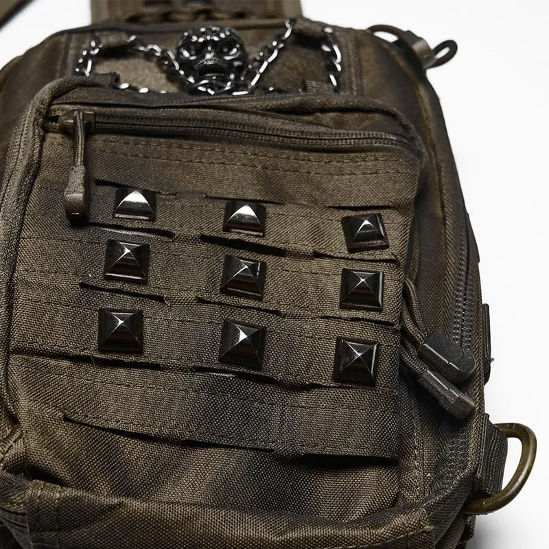 Punkige Umhängetasche für Herren mit Totenkopf-Nieten und Kette, Kaffeebraun