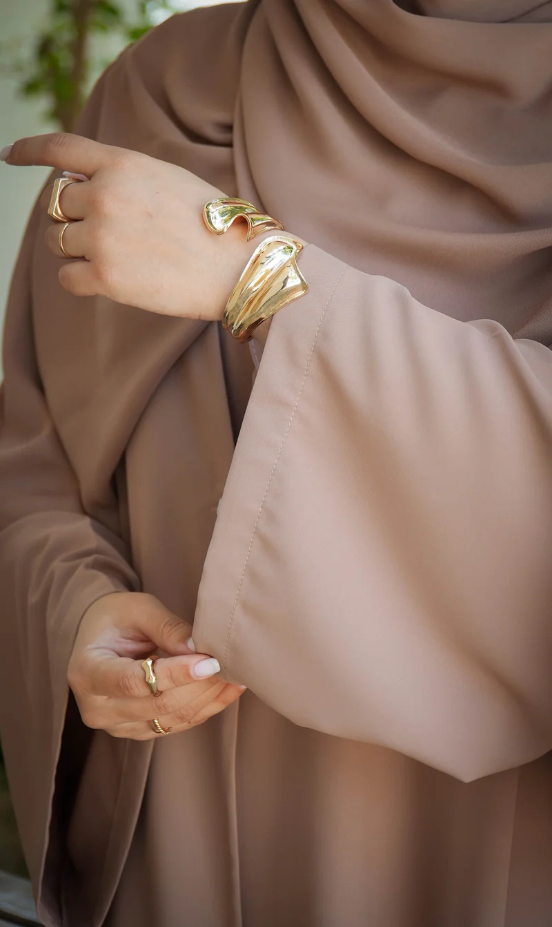 Elizabeth Offenes Abaya-Set – Mandel
