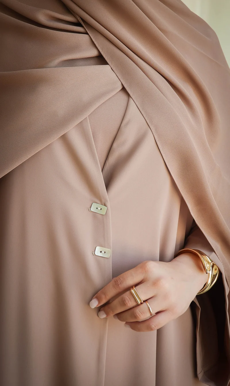 Elizabeth Offenes Abaya-Set – Mandel