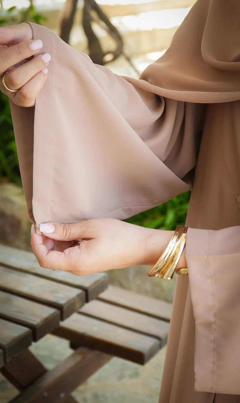 Elizabeth Offenes Abaya-Set – Mandel