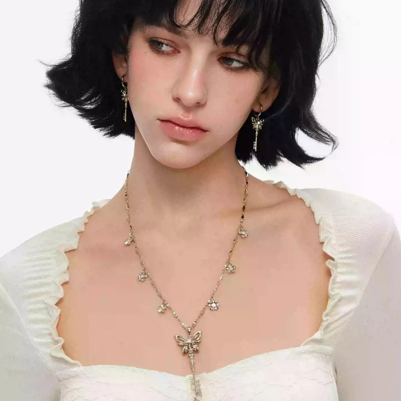 Grunge-Schlüsselanhänger für Damen mit Blumen- und Schmetterlingsmotiv