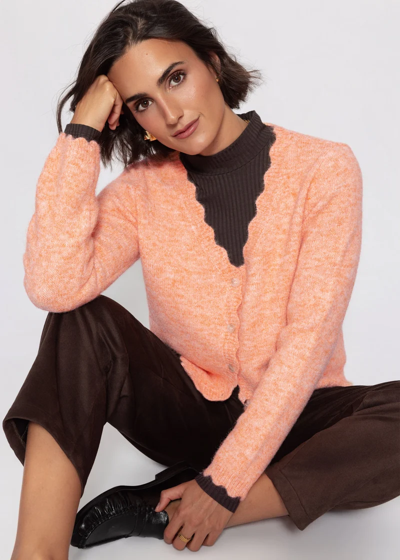 Strickjacke mit Bogenkante - koralle