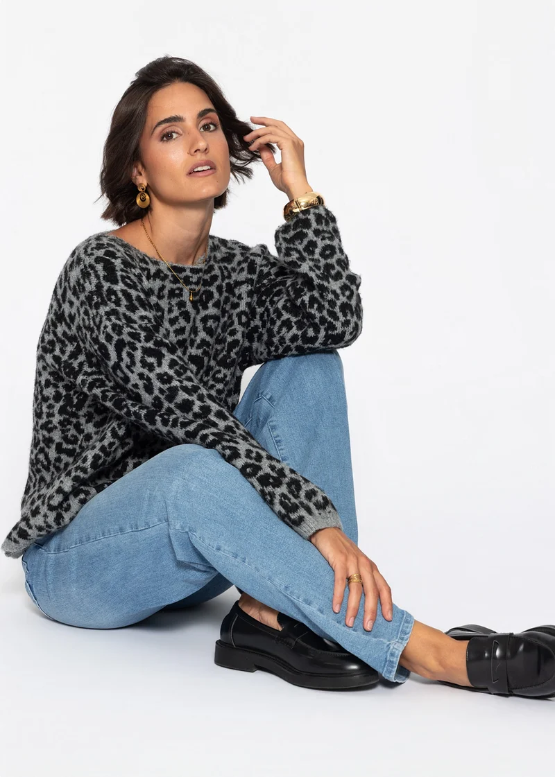 Pullover mit Leo-Muster - hellgrau