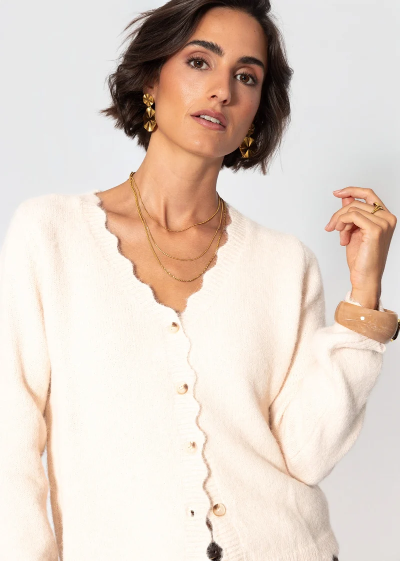 Strickjacke mit Bogenkante - offwhite