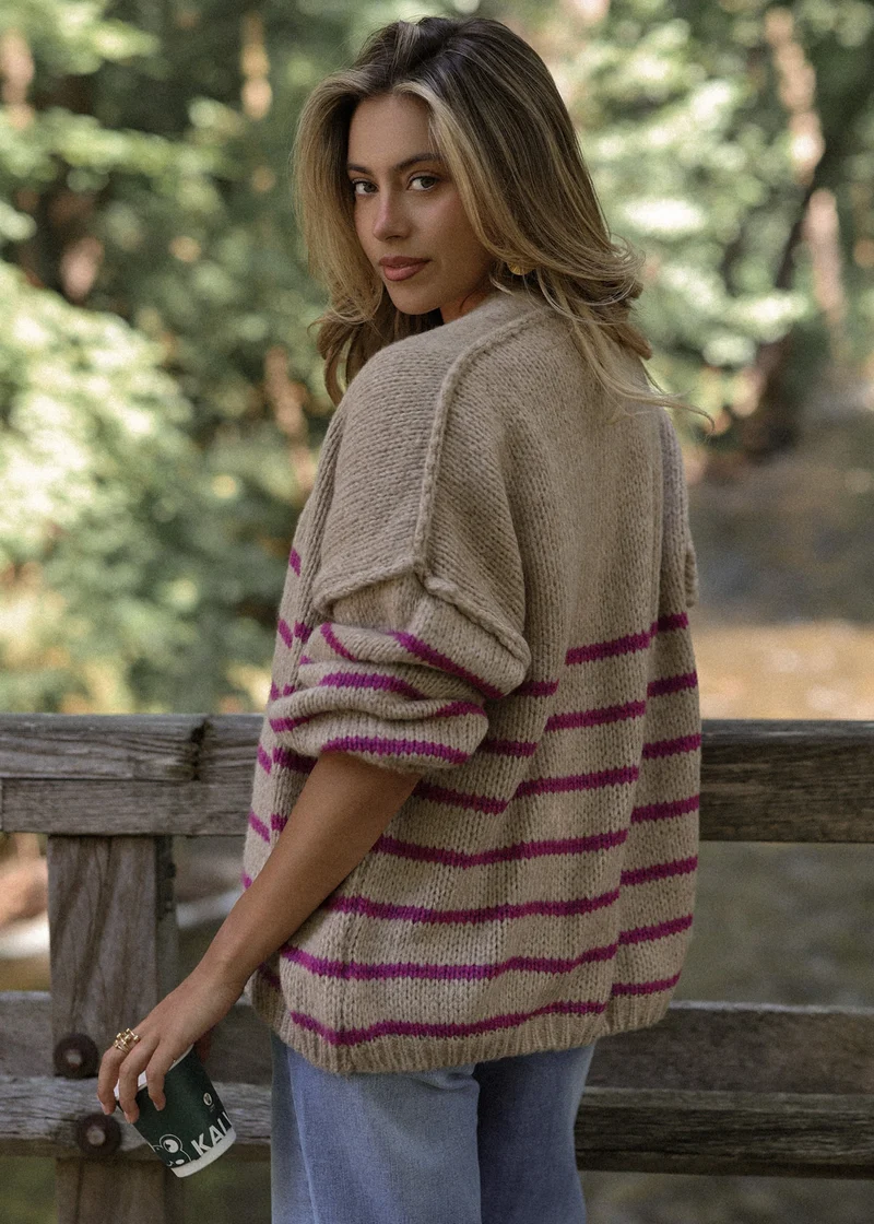 Gestreifter Cardigan mit Außennähten - beige-berry