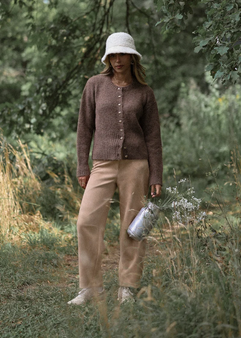 Strickjacke mit Herzknöpfen - braun