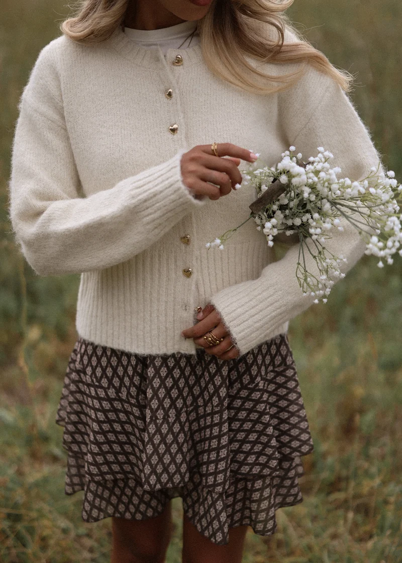 Strickjacke mit Herzknöpfen - offwhite