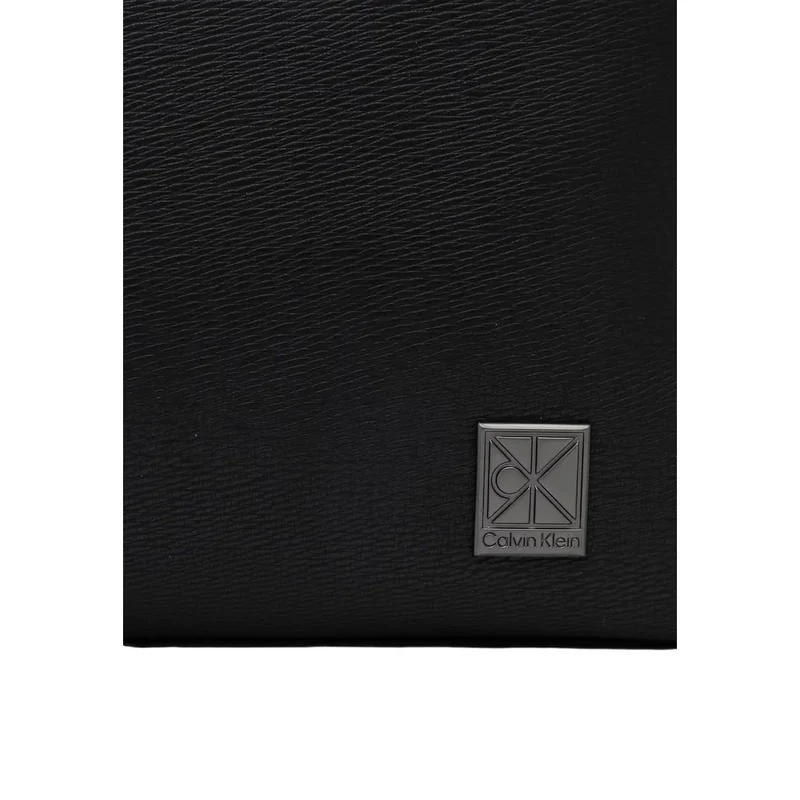 Calvin Klein Herren Umhängetasche mit Emblem und Klappverschluss aus schwarzem Polyurethan, Größe W29