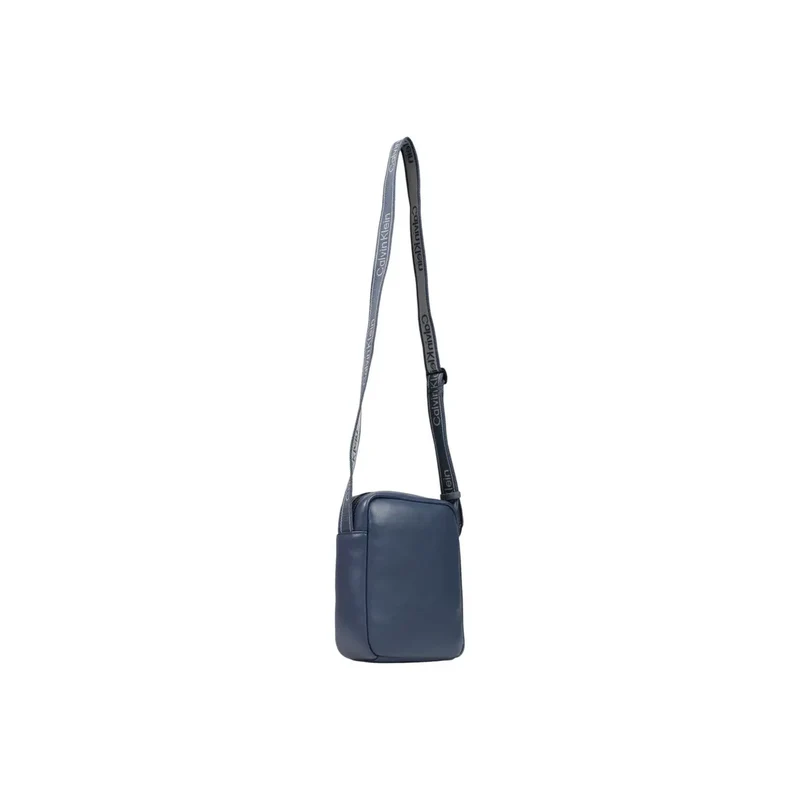 Calvin Klein Herren Umhängetasche mit breitem Trageriemen und auffälligem Logo, blau, B18 cm