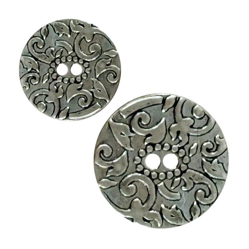 Metallknopf mit Ornamenten